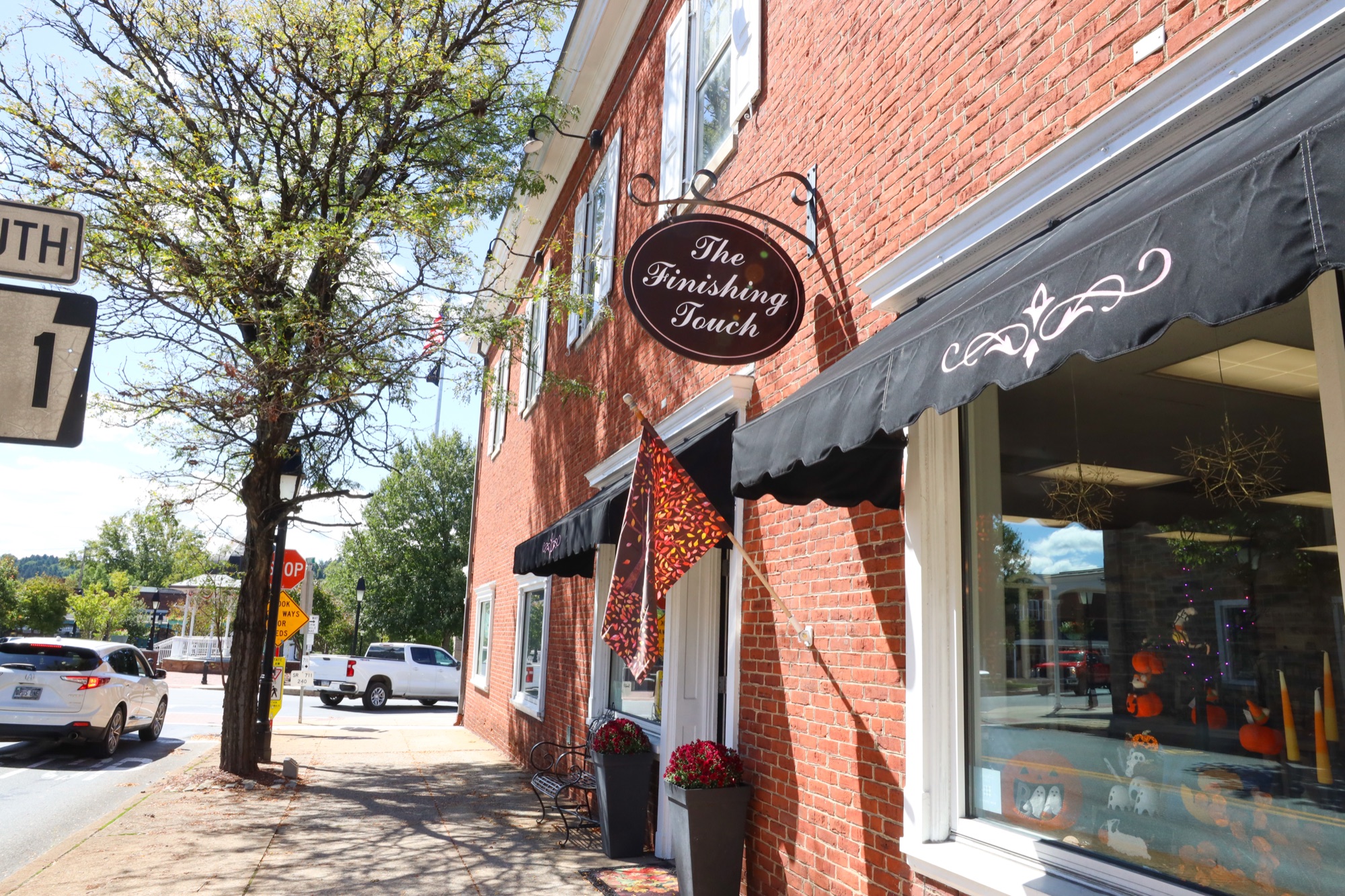 Street view of The Finishing Touch Store near the Ligonier Diamond
